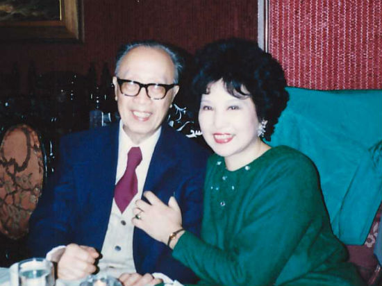 1987年，梁实秋先生86岁诞辰与夫人韩菁清女士合照
