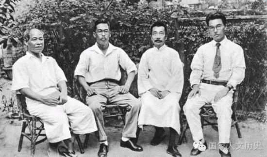 1934年8月29日,上海千爱里3号,避居在内山寓所内的鲁迅,会见日本友人。左起:内山完造、上海东亚同文书院教授林哲夫、鲁迅、日本东京庆应大学图书馆职员井上芳郎