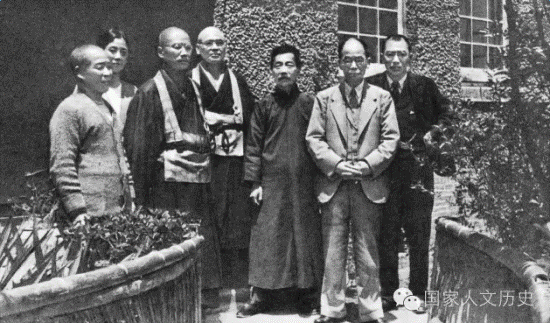 1934年5月,上海内山寓所内,内山完造、内山夫人、高龟眉山、中村戒仙、鲁迅、铃木大拙、藤井草堂(从左至右)合影